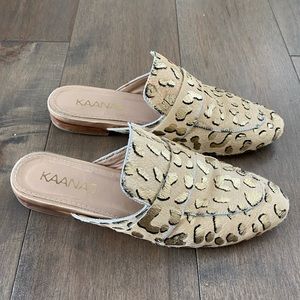 Kaanas animal print mules size 7